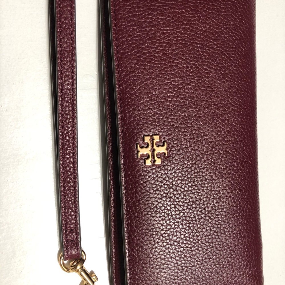 TB Pebbled Leather wallet. Excellent condition